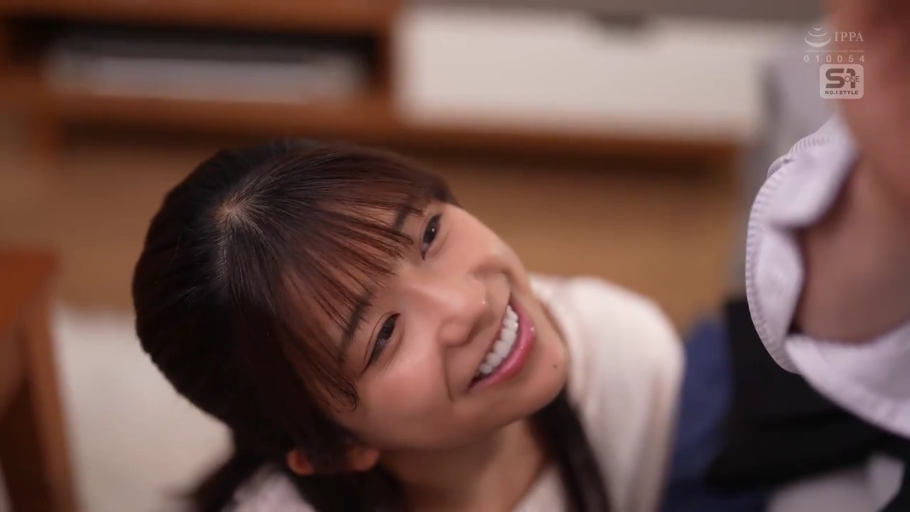 室内 · 脸部特写 · 白色上衣 · 深情注视 · 口交前奏