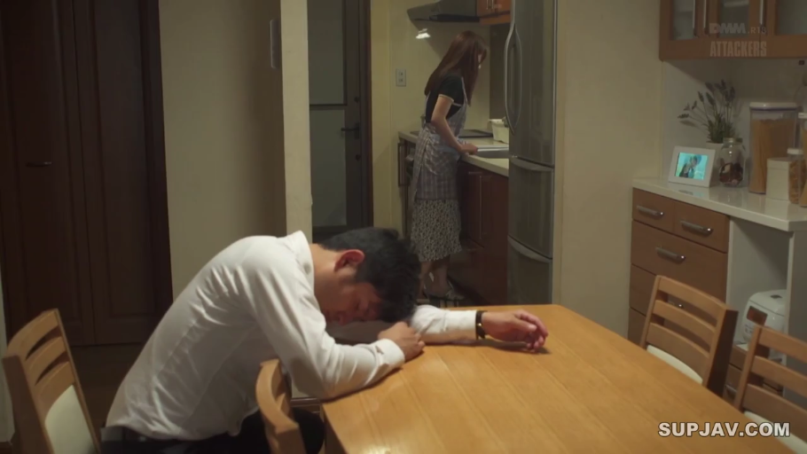 闭眼 · 远景 · 厨房 · 趴在桌上 · 衬衫围裙 · 睡觉