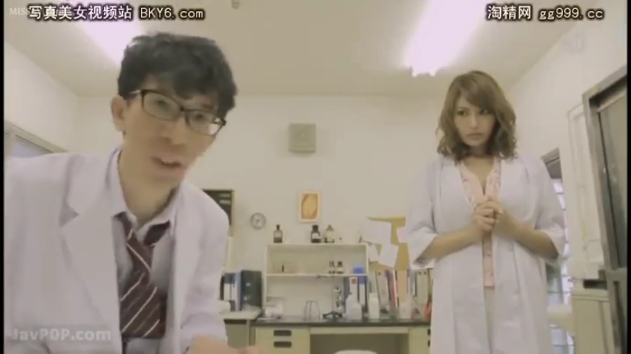白大褂 · 实验室 · 女士白大褂 · 画面带有水印 · 男医生面部特写 · 医生严肃说话