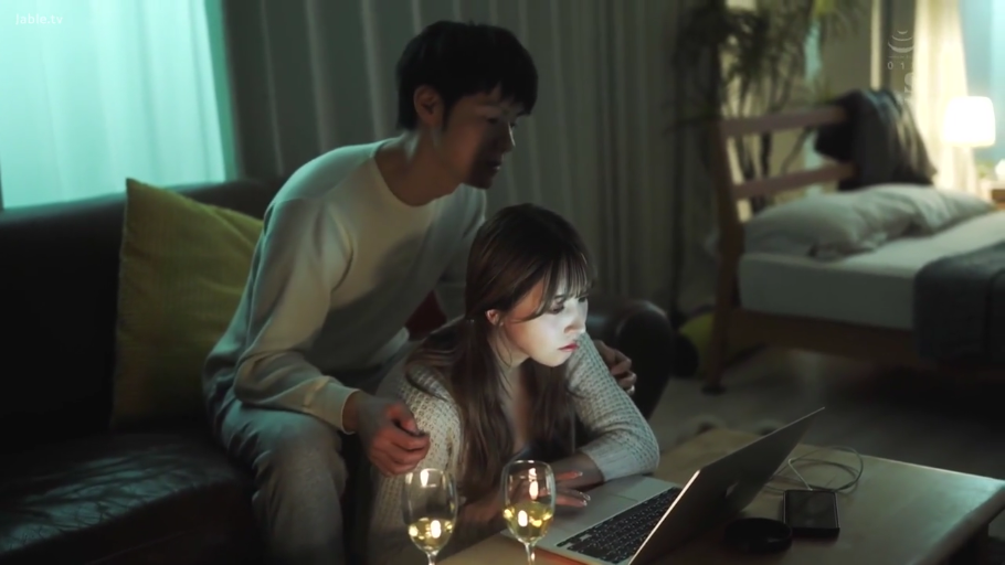 若有所思 · 沙发区 · 屏幕反光 · 白色长袖上衣 · 红酒杯 · 男子揽住女子肩膀的手