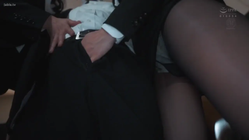 室内 · 西装 · 下半身特写 · 躺姿 · 皮带 · 无脸 · 手入裤内