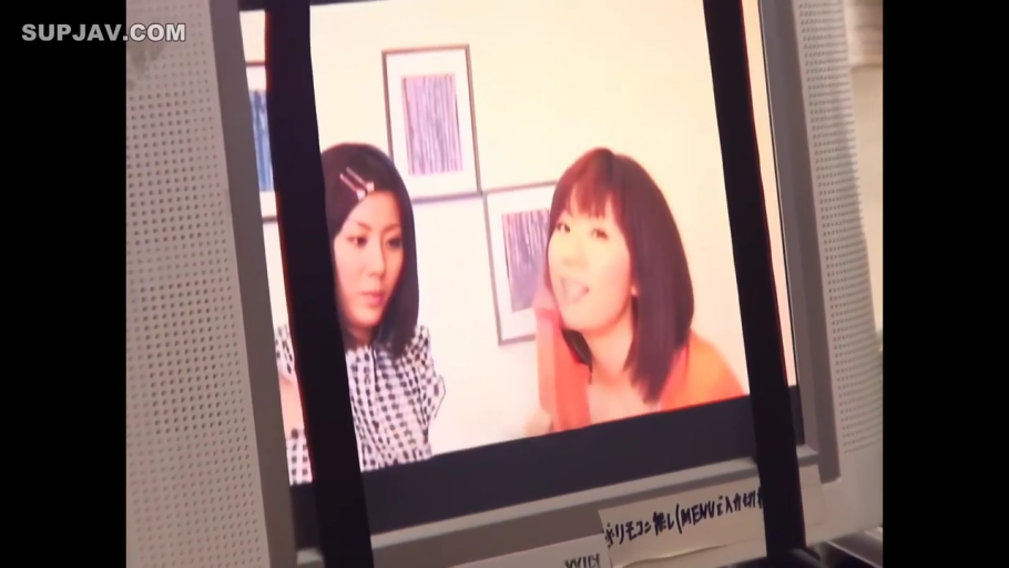 电视机前 · 壁画 · 橙色上衣 · 两人面部特写 · 面带自然表情 · 电视机上有日文标签