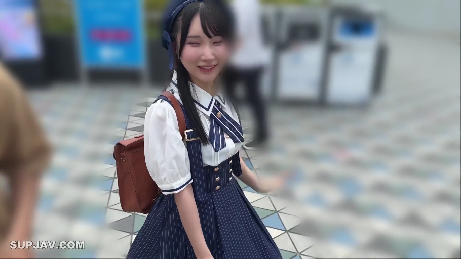 站立 · 学生制服 · 户外 · 半身照