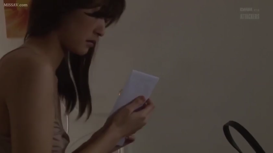 室内 · 坐姿 · 严肃 · 剧情 · 阅读 · 侧脸 · 吊带衫 · 信封