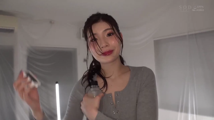 室内 · 脸部特写 · 站立 · 微笑 · 湿发 · 瓶子 · 拿着瓶子 · 灰色长袖上衣