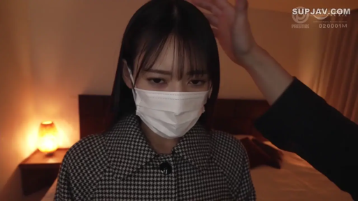 坐姿 · 委屈 · 中景 · 酒店房间 · 口罩 · 被抚摸 · 暖色调 · 格纹大衣