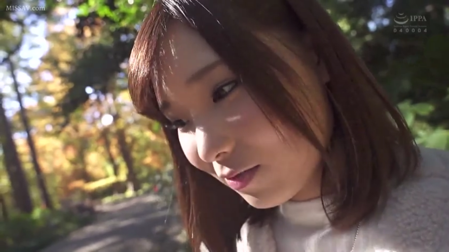 脸部特写 · 户外林间 · 白色毛绒外套