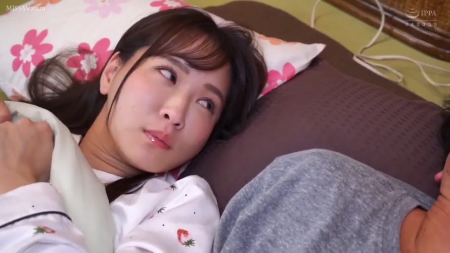 脸部特写 · 卧室 · 迷离 · 凝视 · 被褥 · 侧卧 · 睡衣