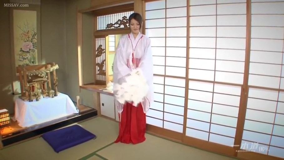 专注 · 全身特写 · 神社 · 白衣红袴 · 大麻
