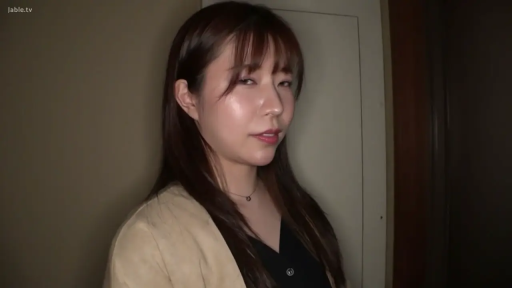 室内 · 面部特写 · 似笑非笑 · 卡其色开衫 · 项链 · 光线较暗