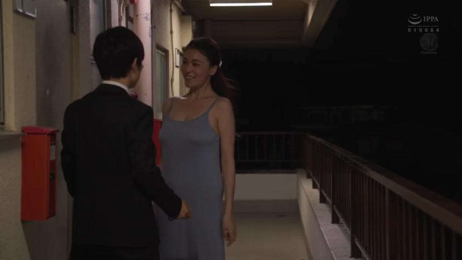 微笑 · 夜景 · 浅蓝色细肩带吊带裙 · 室外走廊 · 女子上半身侧面