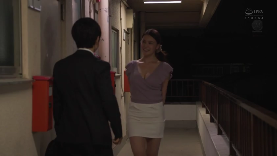 交谈 · 全身 · 站立 · 微笑 · 紫色V领上衣 · 夜晚 · 公寓走廊