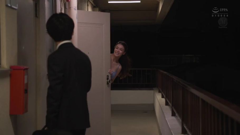 期待 · 公寓走廊 · 公文包 · 女子头部特写 · 夜间环境 · 女子吊带上衣
