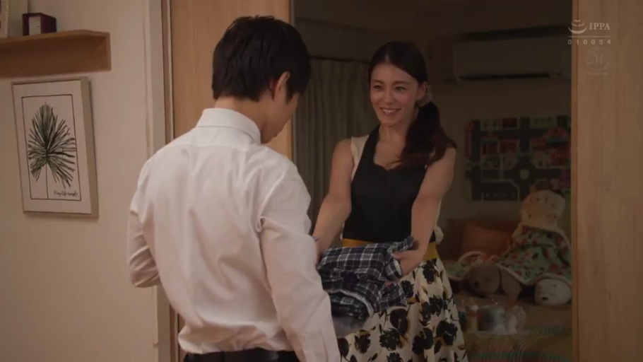 室内 · 站立 · 中景 · 围裙 · 微笑 · 剧情 · 衣物 · 递送衣物