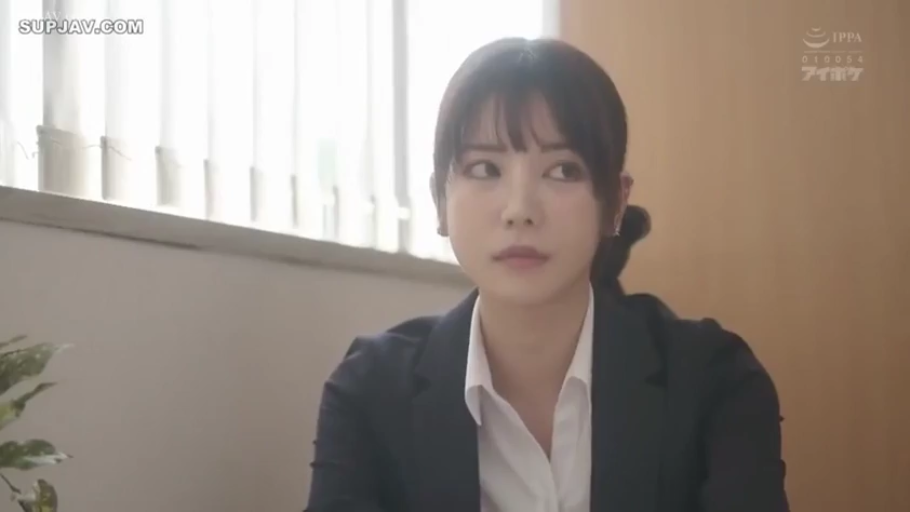 坐姿 · 办公室 · 盆栽 · 半身 · 职业装 · 凝视 · OL · 冷淡