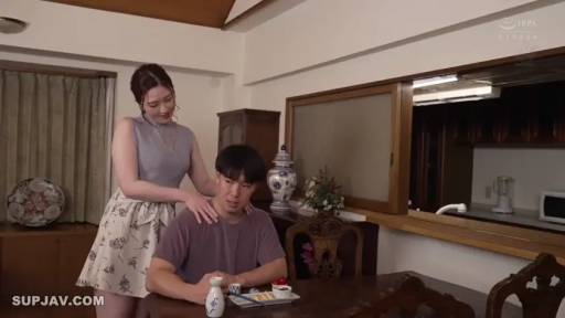 中景 · 微笑 · 居家 · 餐厅 · 无袖上衣 · 按摩肩膀 · 站立按摩 · 清酒具