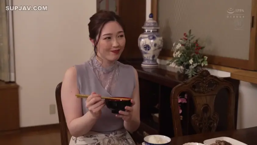 坐姿 · 微笑 · 半身 · 餐厅 · 熟女 · 吃饭 · 碗筷 · 无袖蕾丝上衣