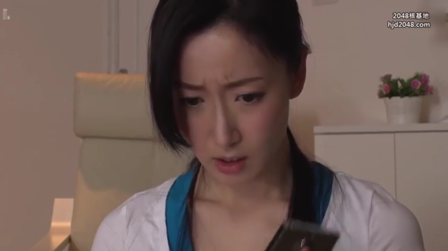 室内 · 坐姿 · 面部特写 · 看手机 · 白色外套 · 亚洲女性 · 智能手机 · 忧心忡忡