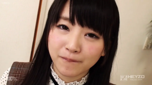 室内 · 脸部特写 · 紧张 · 格纹背心裙