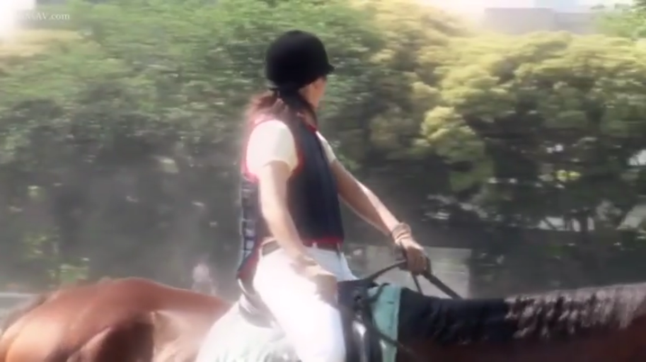 中景 · 户外 · 马术服 · 骑马 · 骑马姿势