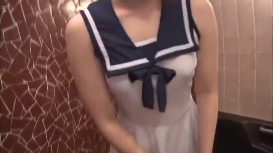 浴室 · 等待 · 水手服 · 上半身特写