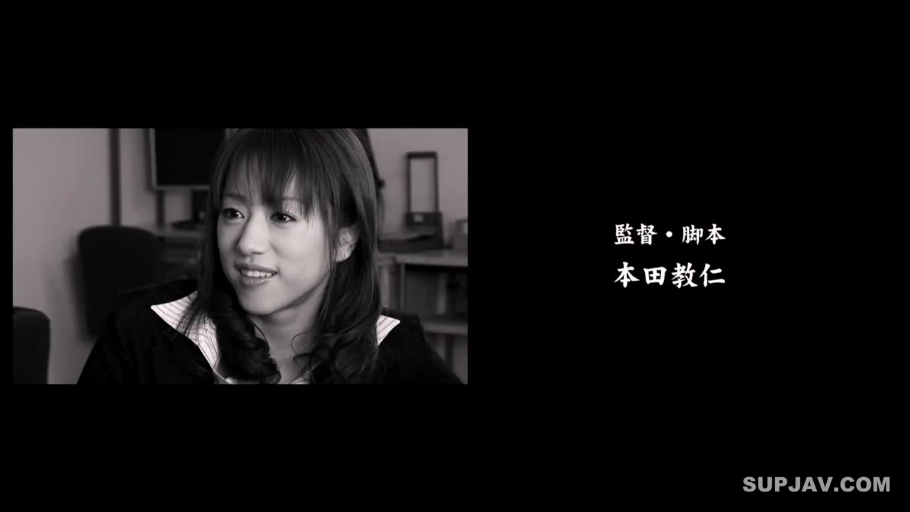 脸部特写 · 办公室 · 微笑 · 办公设备 · 职业装衬衫 · 黑白画面