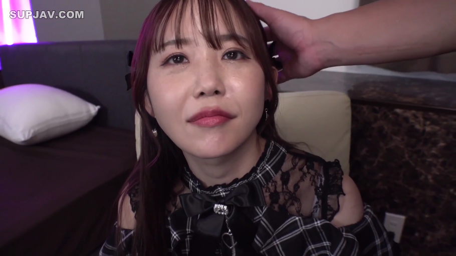 卧室 · 顺从 · 黑色蕾丝装饰 · 女优面部特写