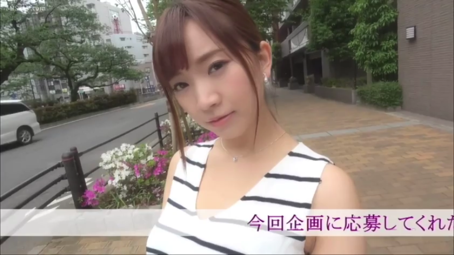 肩部以上 · 温柔 · 户外街道 · 黑白条纹背心 · 耳环 · 字幕显示