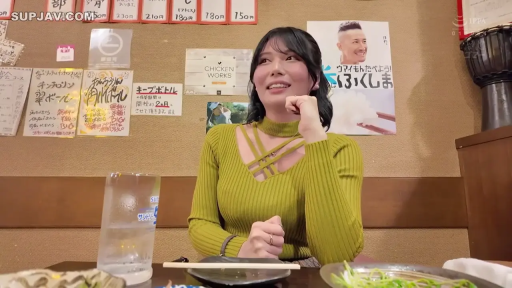 坐姿 · 微笑 · 半身 · 聊天 · 居酒屋 · 水杯 · 黄绿色针织衫