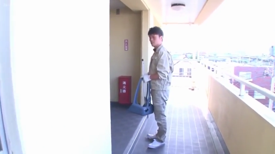 严肃 · 全身 · 站立 · 公寓走廊 · 扫帚 · 工作 · 工装