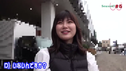 顔部のクローズアップ · 自然表情 · 黑色羽绒马甲 · 屋外 · 画面带有文字字幕
