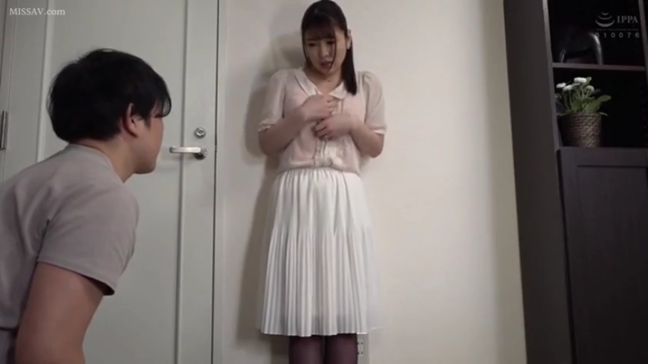 部屋 · 白色百褶裙 · 窘迫 · 家具 · 无 · 女人的面部神情