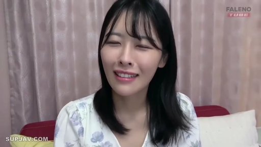 卧室 · 上半身特写 · 微笑 · 碎花上衣