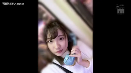 室内 · 脸部特写 · 注视 · 白色长袖上衣 · 复古电话听筒