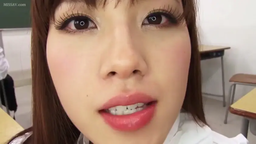教室 · 诱惑 · 眼睛特写 · 白色上衣 · 涂了唇釉