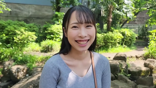 面部 · 站立 · 微笑 · 对视 · 公园 · 灰色针织衫 · 包带