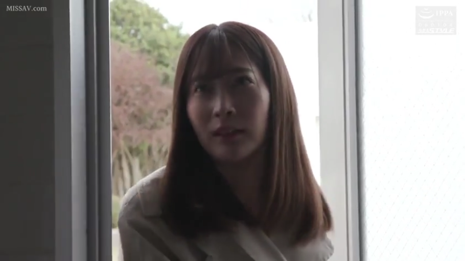 窗边 · 若有所思 · 面部特写 · 浅色外套 · 光线明亮