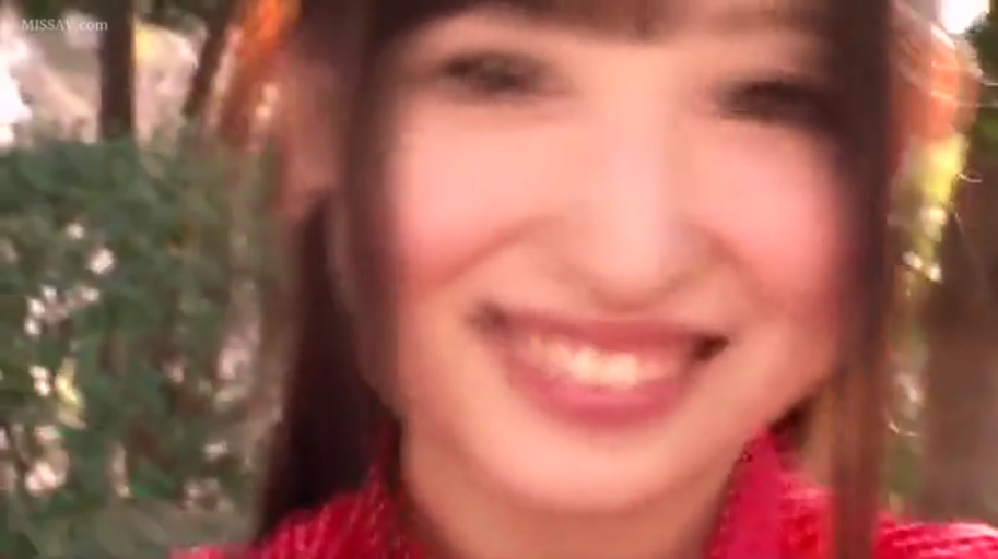 脸部特写 · 温柔 · 公园 · 红色上衣 · 模糊画面