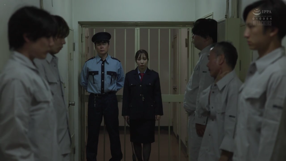 严肃 · 站立 · 全景 · 监狱 · 监禁 · 女警制服 · 铁栏杆