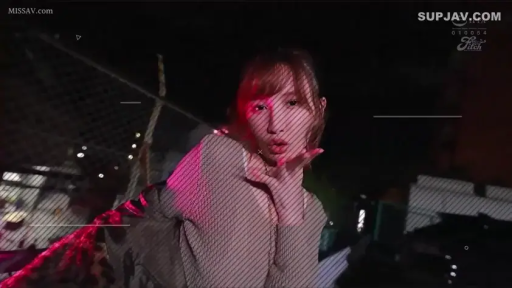 脸部特写 · 嘟嘴 · 针织衫 · 夜晚街头 · 光影效果