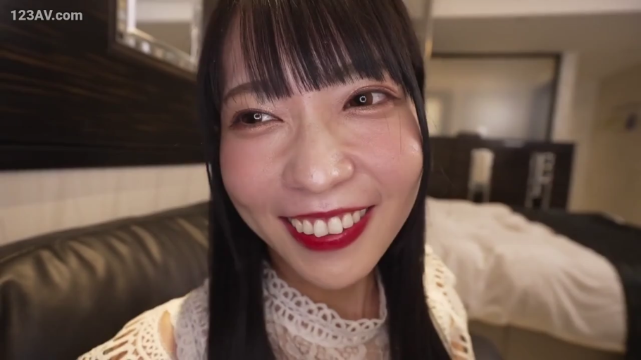 坐姿 · 脸部特写 · 酒店房间 · 面对镜头 · 长发 · 白色蕾丝裙 · 露齿微笑