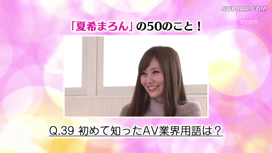 室内 · 坐姿 · 微笑 · 特写 · 谈话 · 毛衣 · 采访
