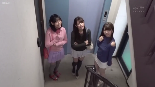 交谈中 · 全身全身镜头 · 电梯前 · 包包 · 日常装束 · 蓝色露肩上衣搭配白色短裙