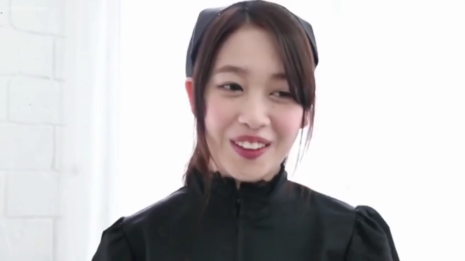 室内 · 温柔 · 面部特写 · 女仆头饰 · 黑色女仆装