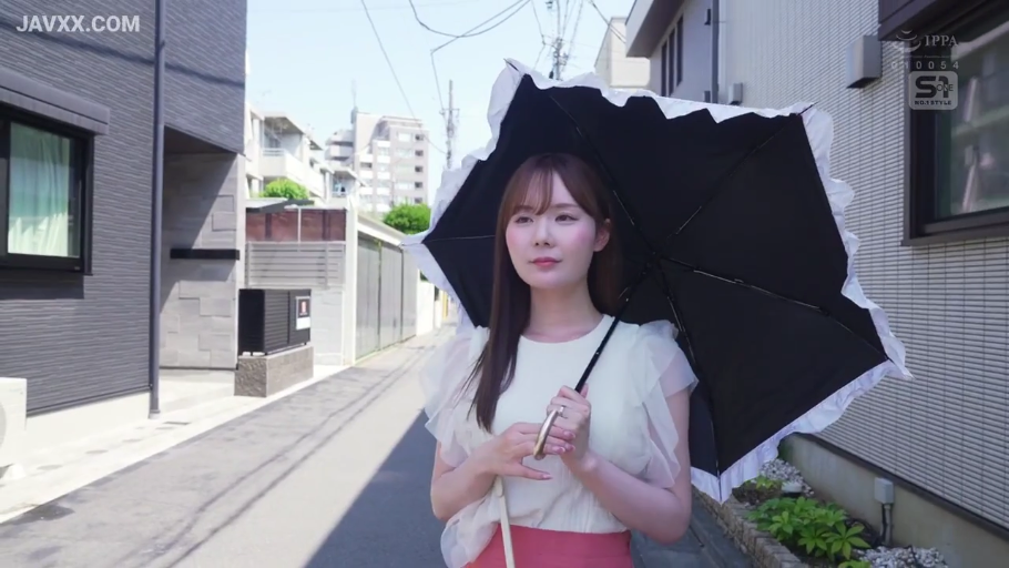 微笑 · 面部特写 · 白色荷叶边上衣 · 日本住宅区街道 · 晴天 · 带荷叶边黑白遮阳伞