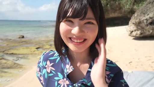 脸部特写 · 甜美微笑 · 海滩 · 户外明亮光线 · 印花度假风衬衫