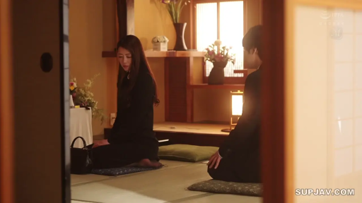 严肃 · 跪坐 · 和室 · 全景 · 榻榻米 · 对谈 · 未亡人 · 丧服