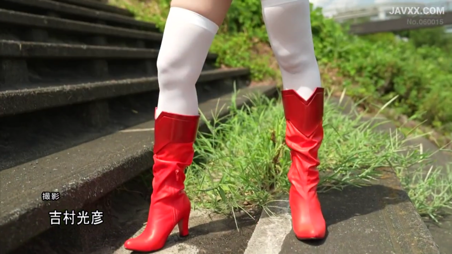 户外楼梯 · 靴子特写 · 红色高跟长筒皮靴 · 阳光充足