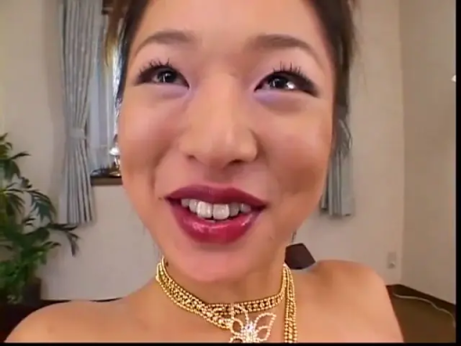 卧室 · 露齿笑 · 项链特写 · 金项链 · 金项链 · 蝴蝶装饰项链