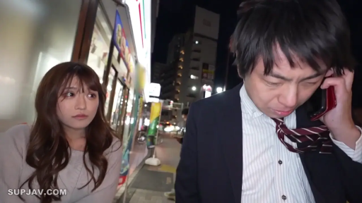 疑惑 · 站立 · 半身 · 打电话 · 便利店 · 手机 · 毛衣 · 夜景